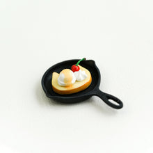 Load image into Gallery viewer, Kitty Toast &amp; Small Frying Pan- 1/6 BJD Doll Miniatures Toy